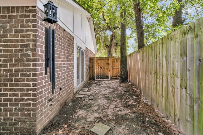 Building Photo - 216 Parlor Dr