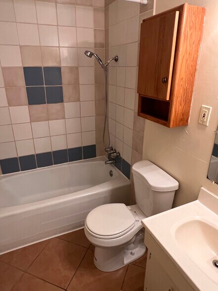 Full Bathroom - 529 W 17th Pl