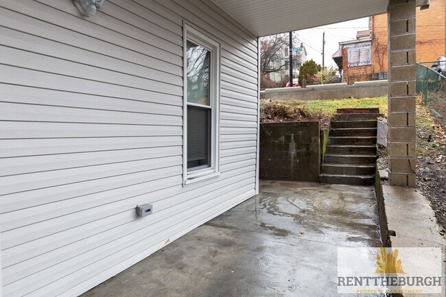 Building Photo - Updated 4BR 2 Full Bath House with Parking!