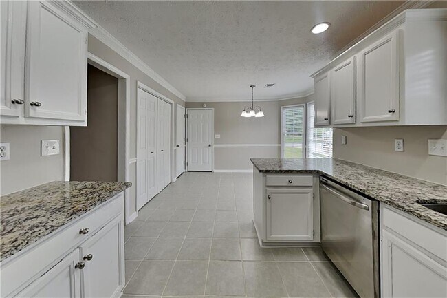 Building Photo - 4620 Hampton Square Dr