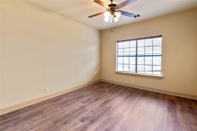 Building Photo - 1702 Lakeway Blvd