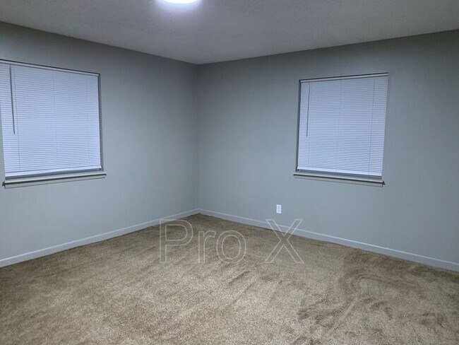 Building Photo - 2037 S River St