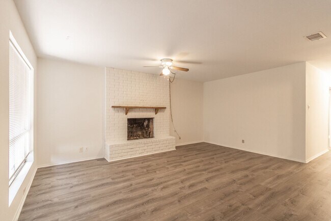 Building Photo - 2305 Montclaire St