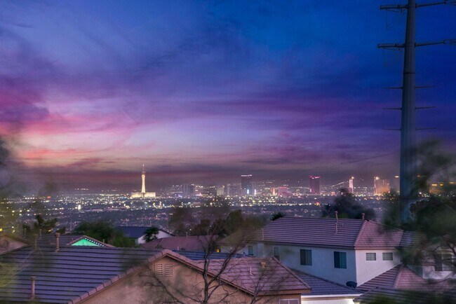 Building Photo - Like new, split-level, 3 bed, 2.5 bath, with bonus room & Strip views in West Las Vegas!