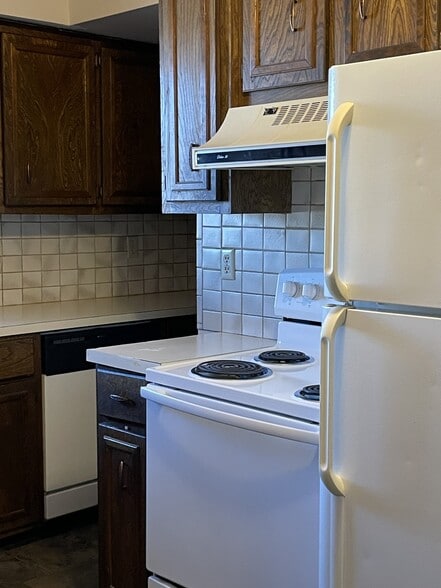 Kitchen - 302 Galvin Rd N