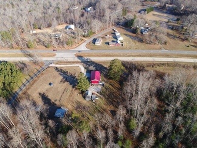 Building Photo - The red roof is calling you home!  Farmett...