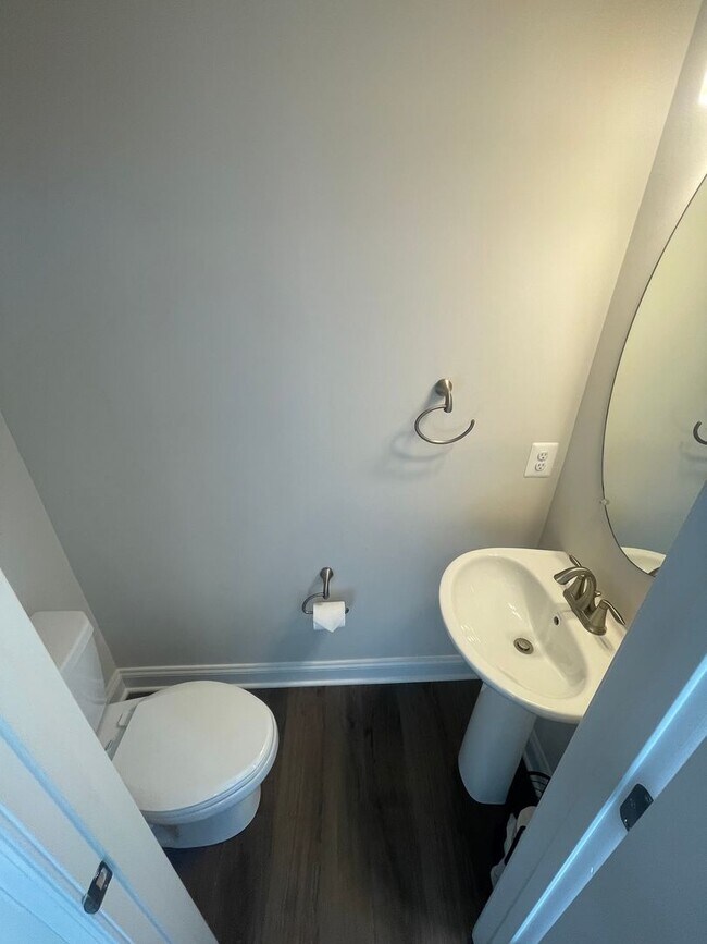 Building Photo - End of unit townhome in Trails at Beech Cr...