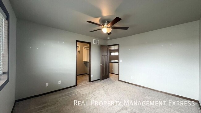 Building Photo - Modern 3 Bed, 2.5 Bath with Loft | Located...