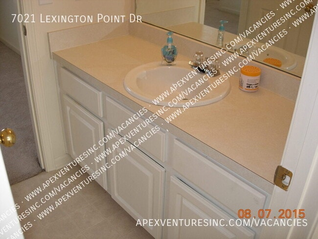 Building Photo - 7021 Lexington Point Dr