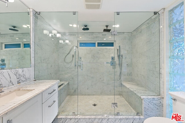 Building Photo - 826 N Tigertail Rd