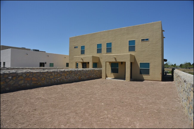 Building Photo - 806 TS Daniel Cadena Dr