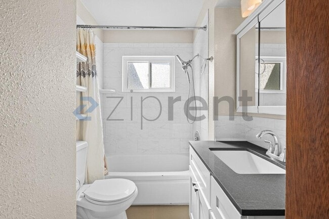Building Photo - Unit