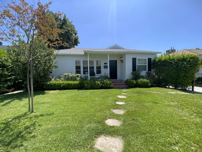 Primary Photo - Luxurious Lake Balboa Home with Athletic A...