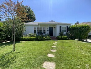 Building Photo - Luxurious Lake Balboa Home with Athletic A...