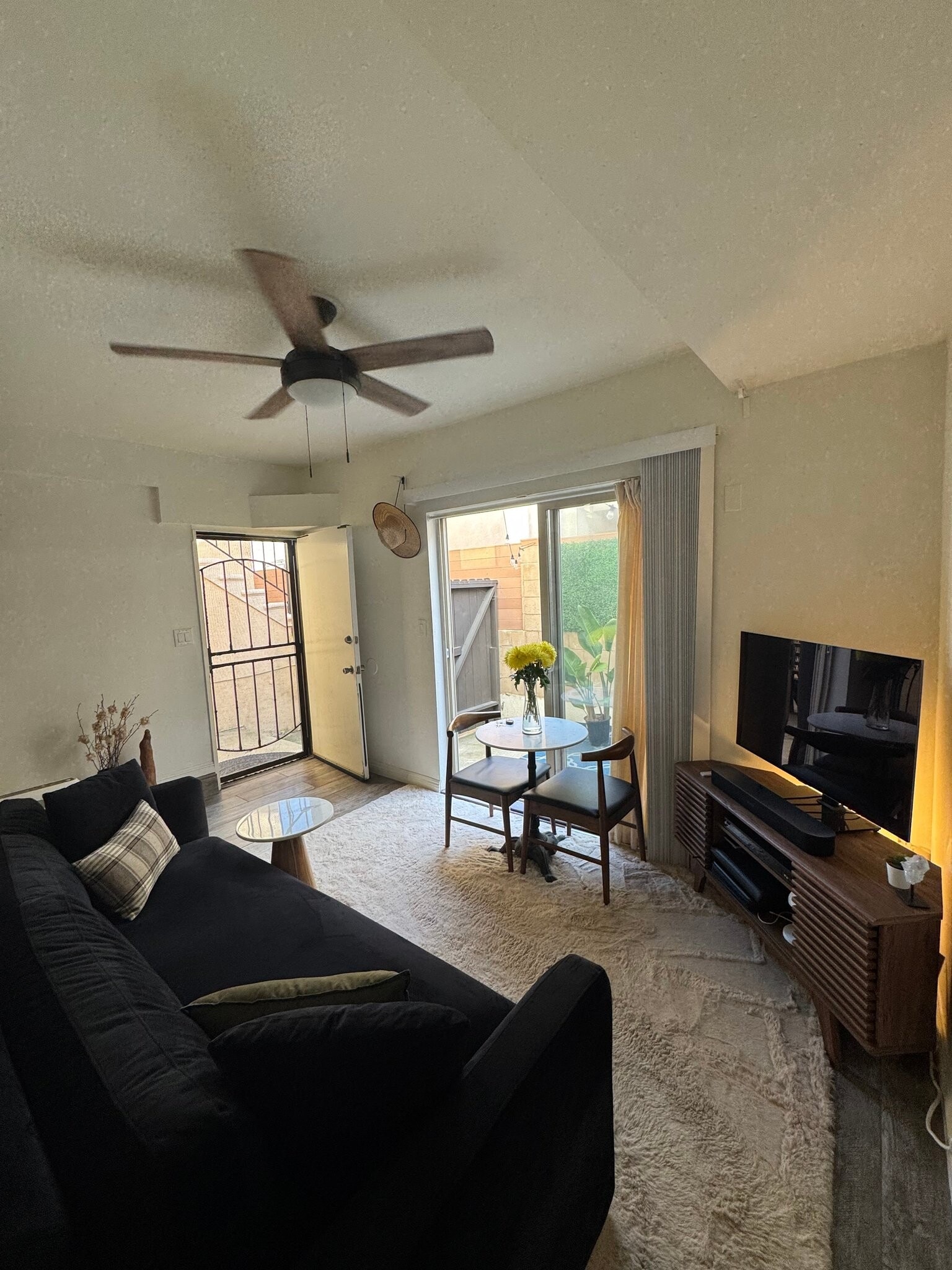 Building Photo - 4015 Crest Dr