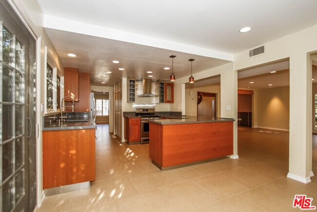 Building Photo - 1345 Avenida de Cortez