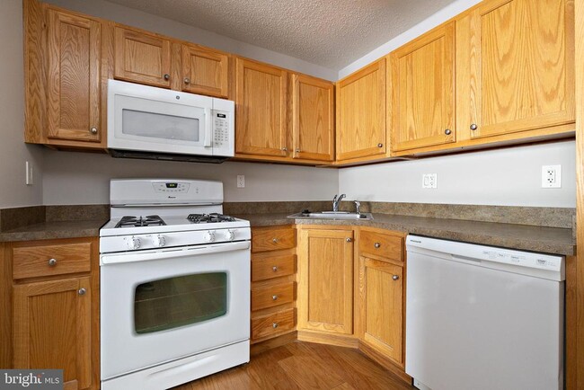 Building Photo - 211 Woodhollow Dr