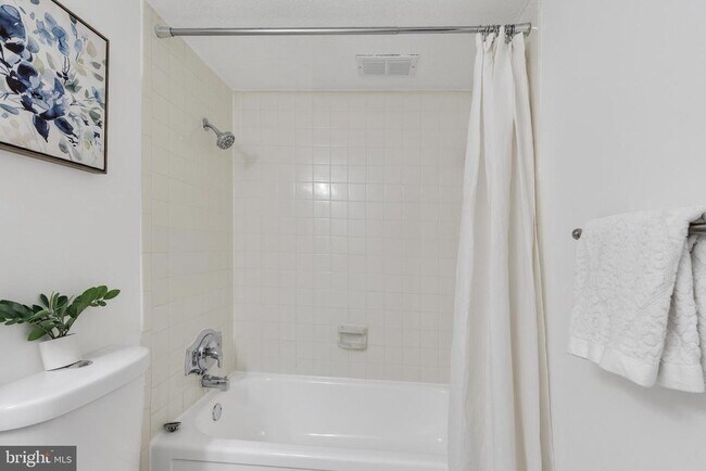 Building Photo - 2030 N Adams St