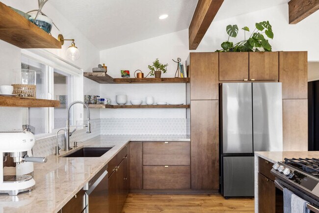 Building Photo - 828 Black Dr