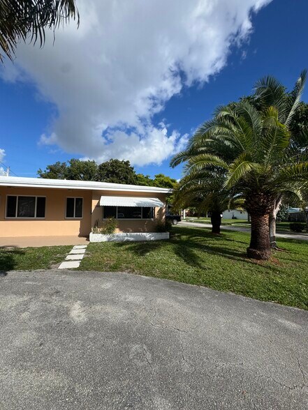 Building Photo - 2585 NE 11th Ct