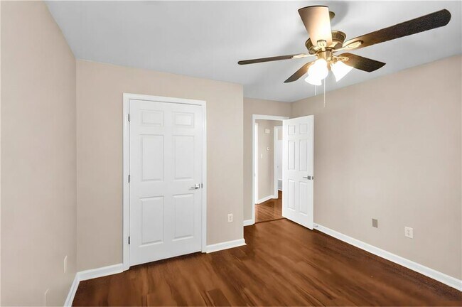 Building Photo - 125 York Ln