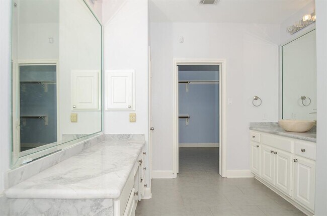 Building Photo - 15127 Oldtown Bridge Ct