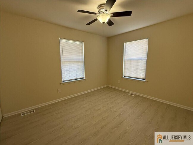 Building Photo - 2305 Deerfield Dr