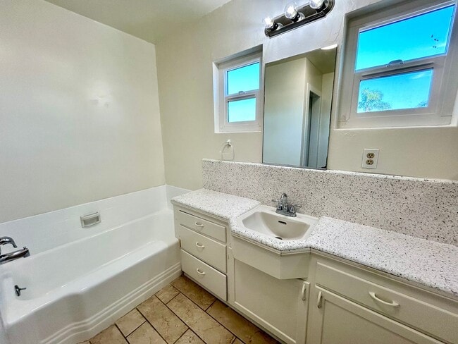 Building Photo - 2 Bed, 1 Bath in Central SD. Water/Trash/Parking Included