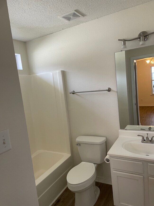 Building Photo - 808 Crystal Wells Ct S