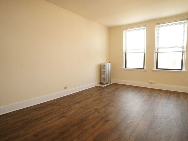 Building Photo - 3335 W Diversey Ave