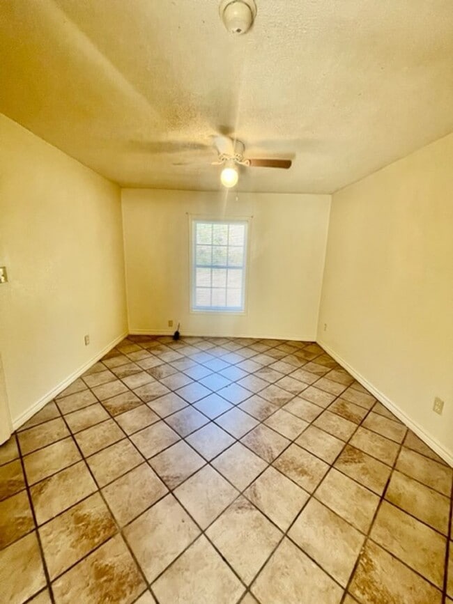 Building Photo - 2314 Mistletoe St