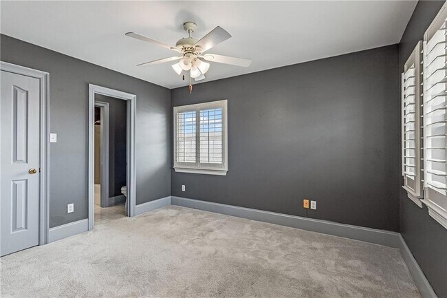 Building Photo - 304 Mistletoe Dr