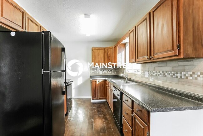 Building Photo - 3 Bedroom Pet-Friendly Home in INDEPENDENCE, MO with Main Street Renewal