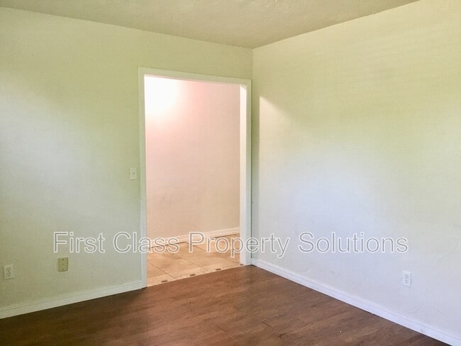 Building Photo - 2807 S Estate Dr