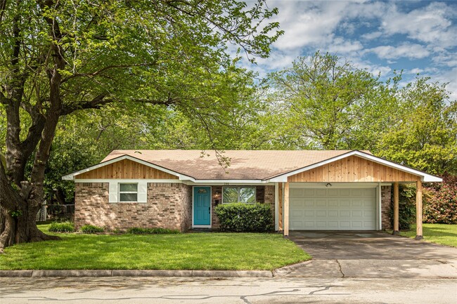 Primary Photo - 306 S Ables St