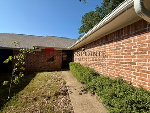 Building Photo - Coming Soon! 3 Bedroom 2 Bathroom Duplex in Flint!