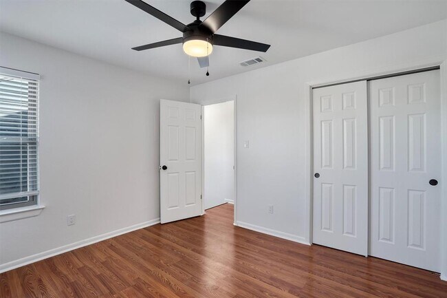 Building Photo - 6909 Woodhue Dr