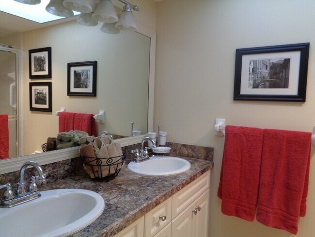 Building Photo - 2BR/2BA Ground Level Condo in Venice Ave C...