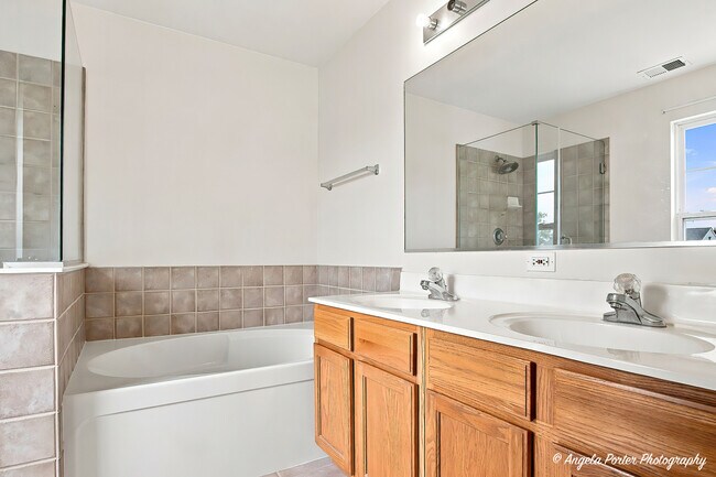 Building Photo - 10570 Wing Pointe Dr