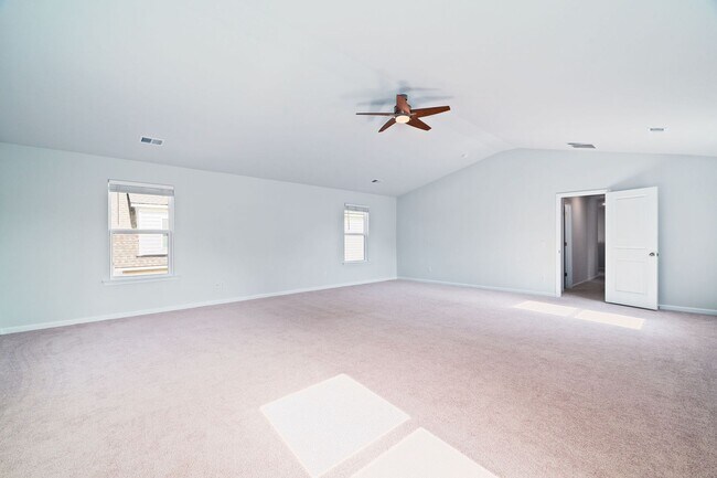 Building Photo - Cozy Living in The Ponds