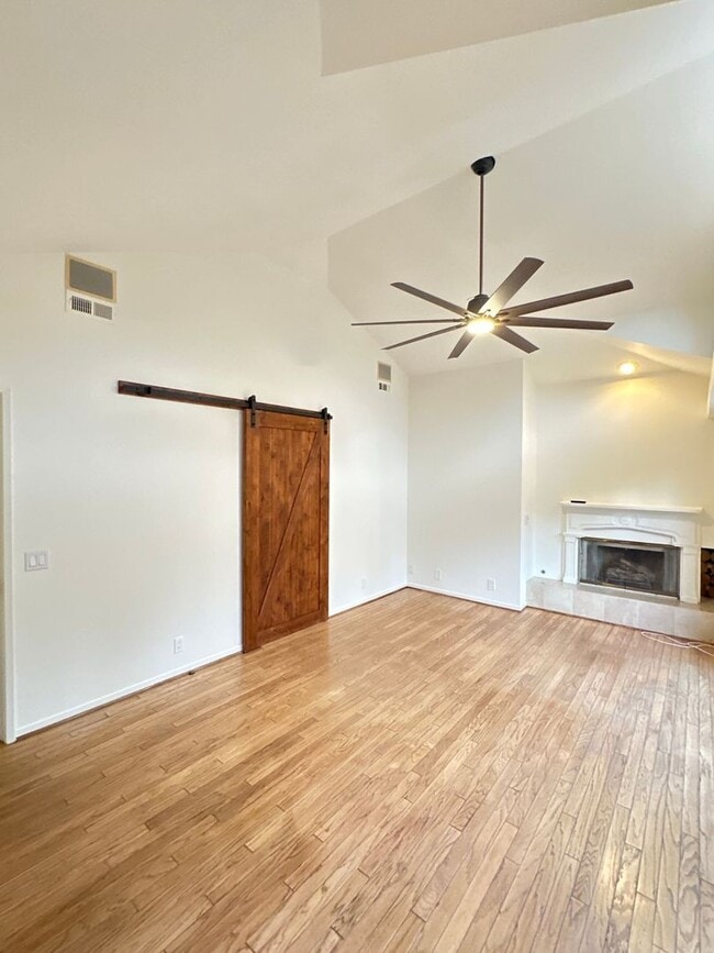 Building Photo - 3 Bedroom Irvine Home - Large Master Suite w/ Wood Floors - Beautiful!!!!!