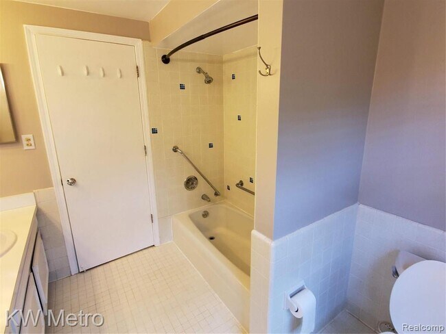 Building Photo - 553 N Old Woodward Ave