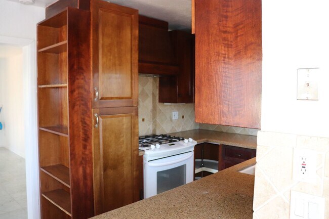 Building Photo - 2416 Cedar Dr