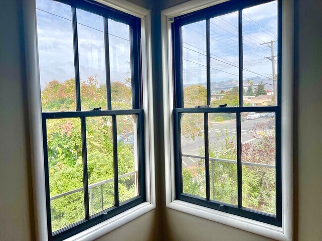corner windows front bedroom - 1390 Dwight Way