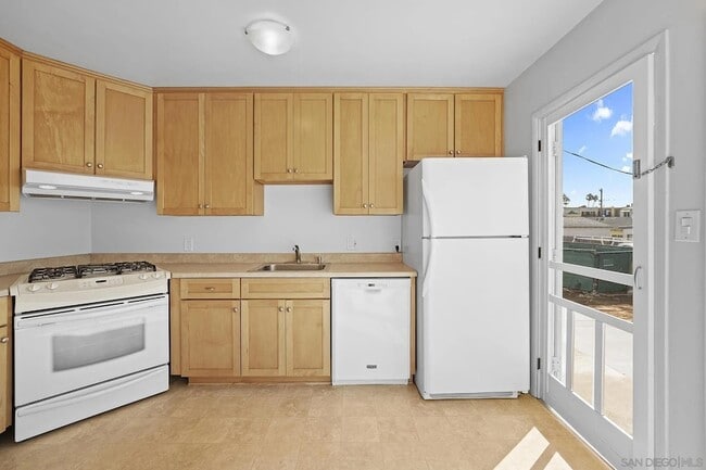 Building Photo - 4851 Iroquois Ave