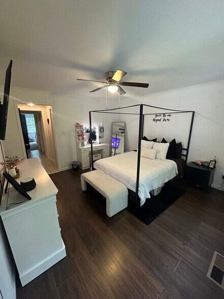 Master bedroom - 3847 Tambark Dr