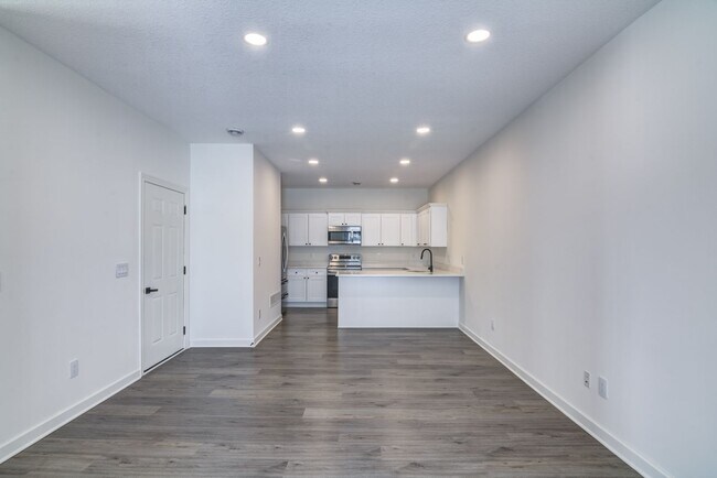 Building Photo - 3 Bedroom Town Home