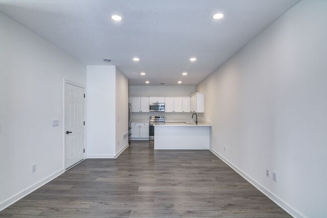 Building Photo - New 3 Bedroom Town Home