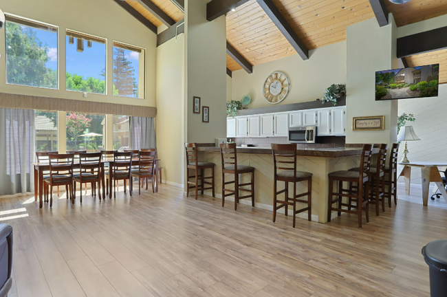 Building Photo - 3701 Colonial Dr
