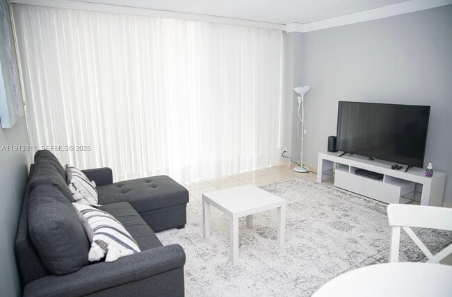 Building Photo - 3101 N Country Club Dr